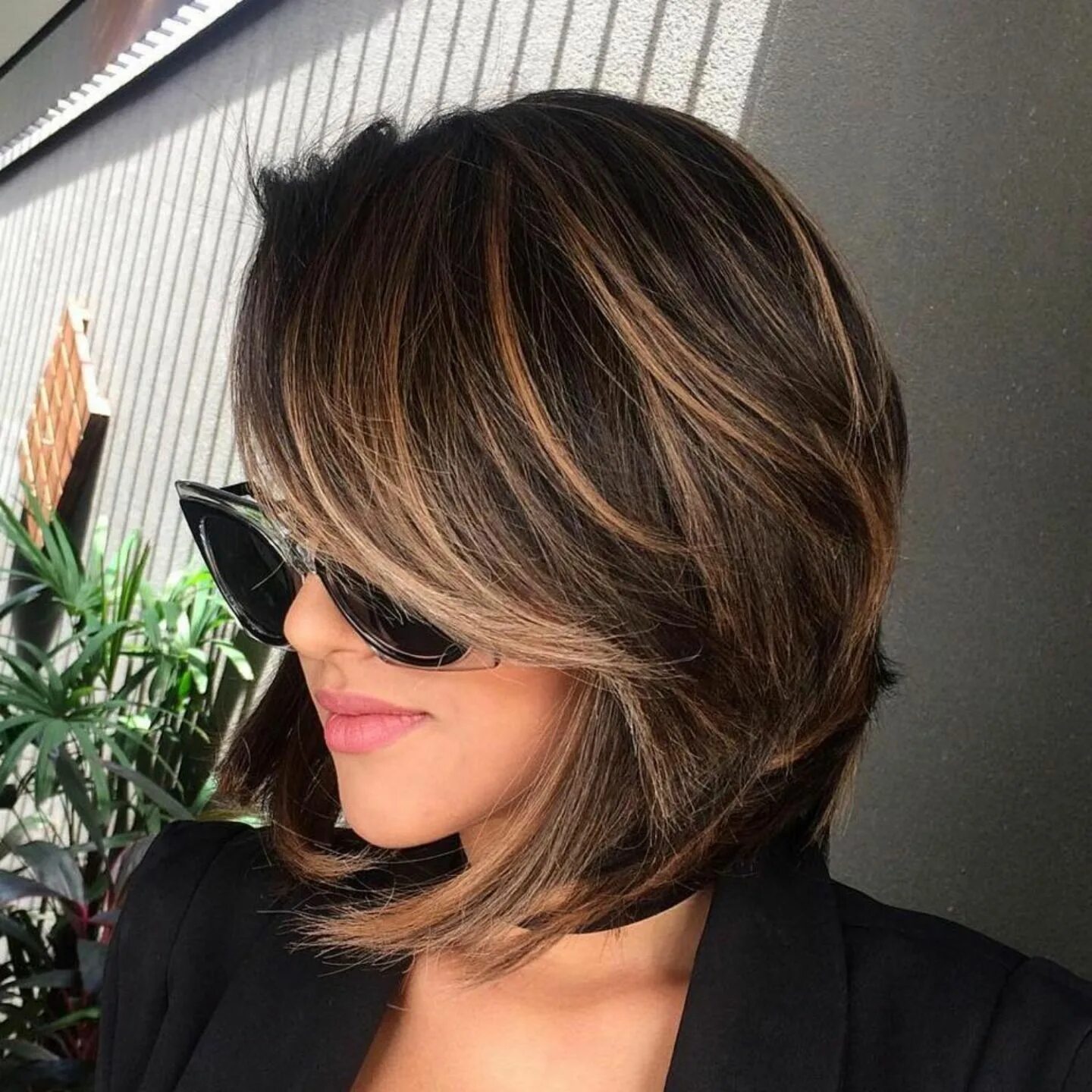 Прическа и окрашивание на средние Brown Balayage Bob with Side Bangs Thick hair styles, Brunette hair color, Long 