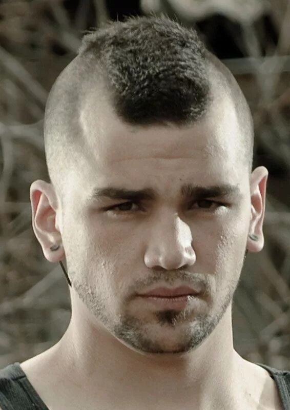 Прическа ирокез короткий A mohawk haircut with a short buzzed top. Mohawk hairstyles men, Mohawk haircut,