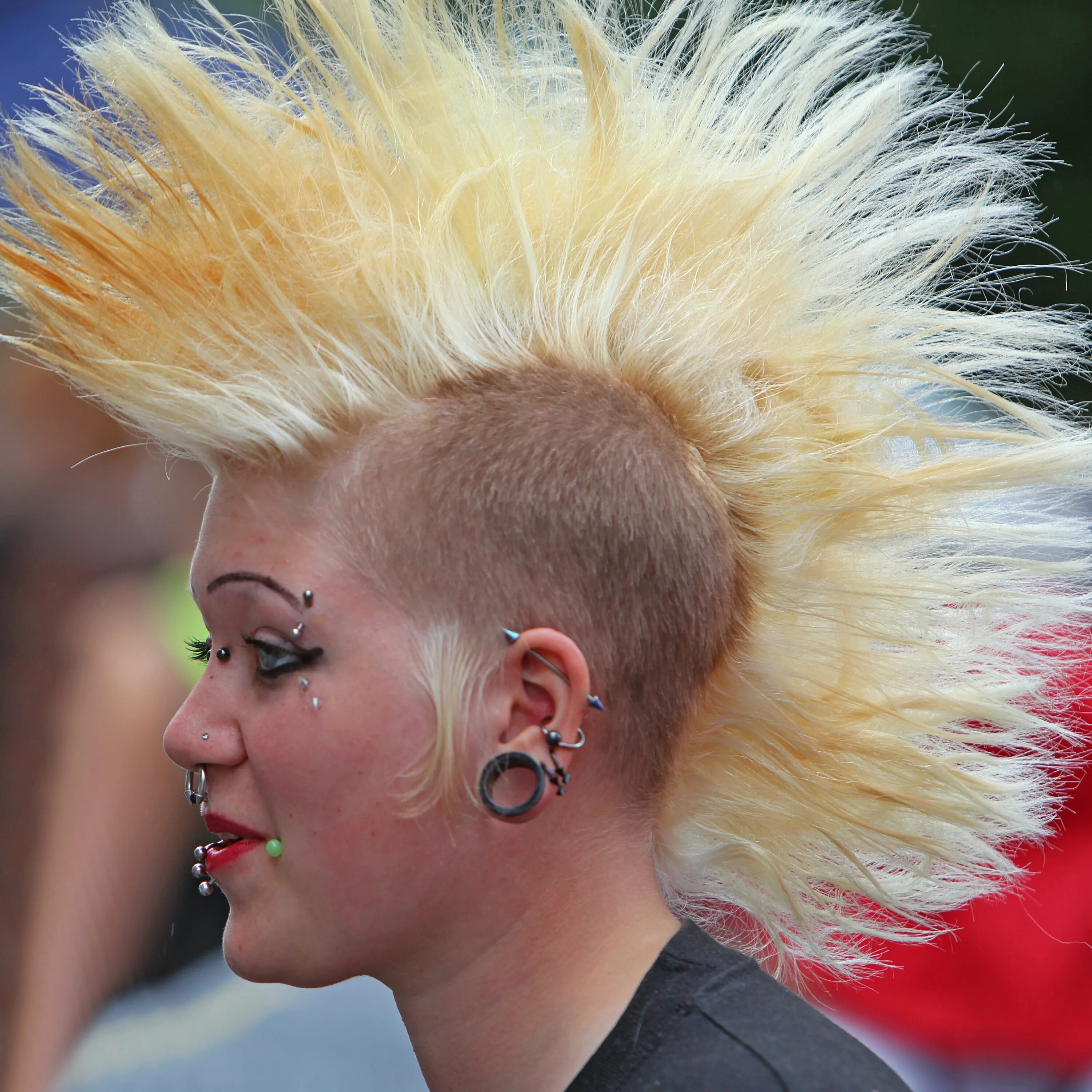 Прическа ирокез на длинные волосы How to Make Your Hair Punk Punk hair, Punk rock girls, Punk girl