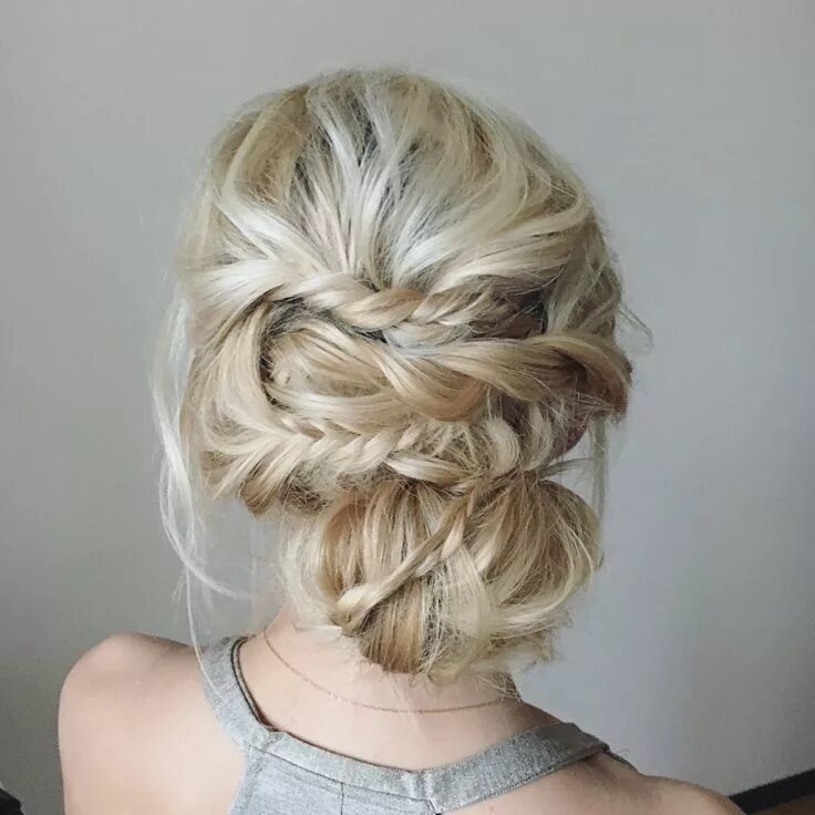 Прическа из жгутов на длинные волосы Messy boho bridal bun. Небрежный свадебный низкий пучок с плетением из жгутов Co