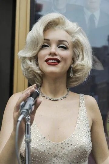 Прическа как у мэрилин монро как сделать Figura de cera de Marilyn Monroe Vintage hairstyles, Cool short hairstyles, Shor