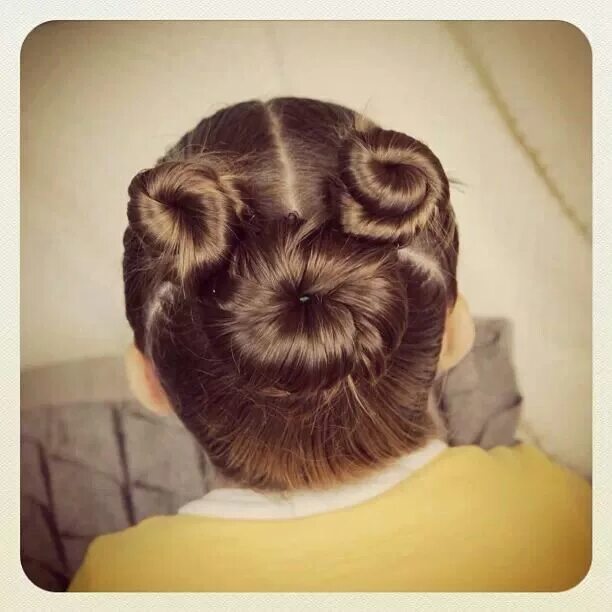 Прическа калачики для девочек 3 bun mickey mouse hairdo Disney hairstyles, Cute hairstyles for kids, Cute girl