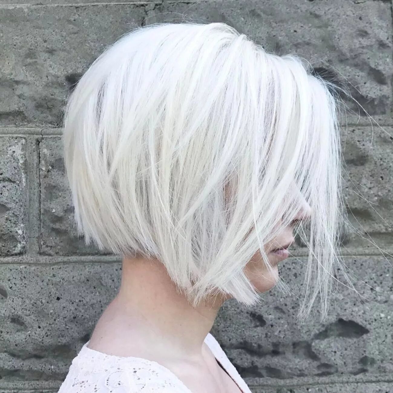 Прическа каре белые волосы 60 Trendy Layered Bob Haircuts to Try in 2024 Short white hair, Modern haircuts,