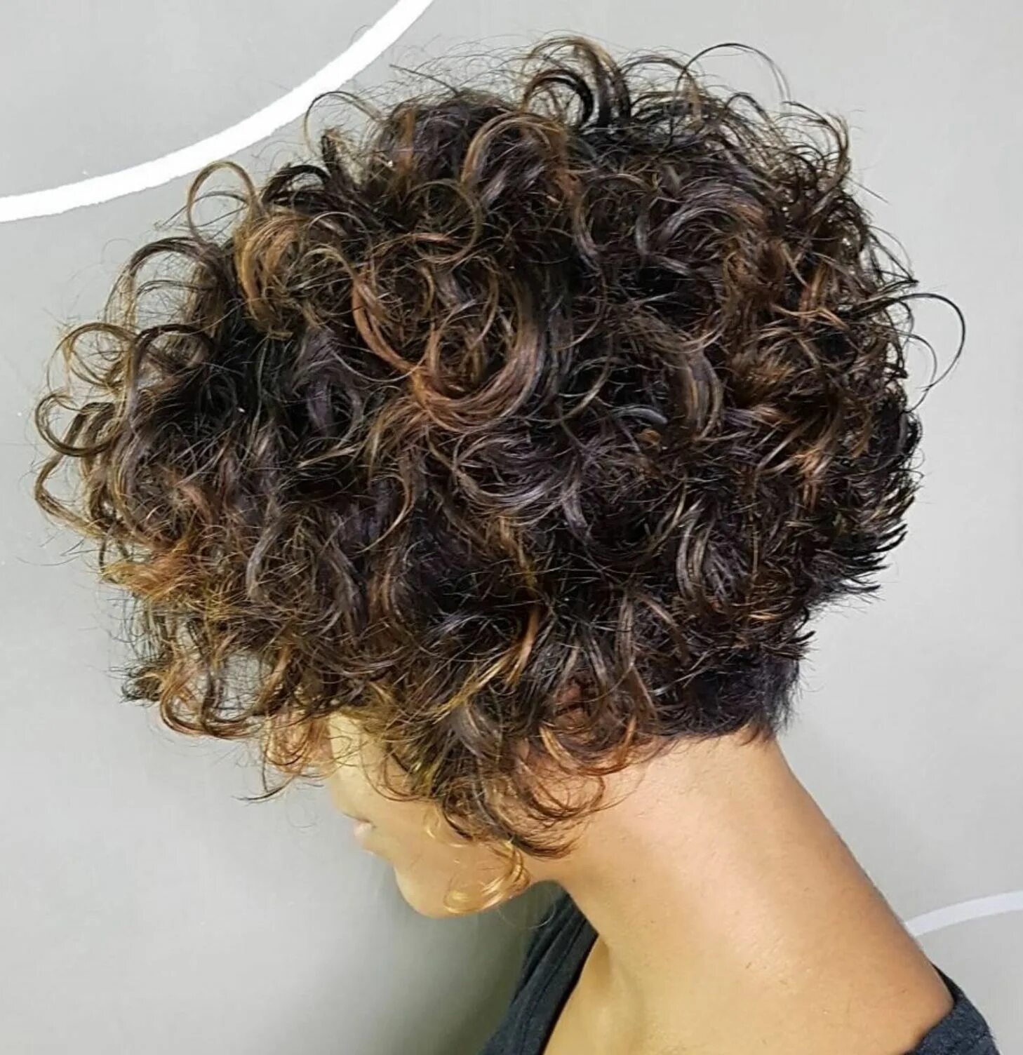 Прическа каре боб кудрявая Short Stacked Bob with Voluminous Curls Bob haircut curly, Curly hair photos, Sh