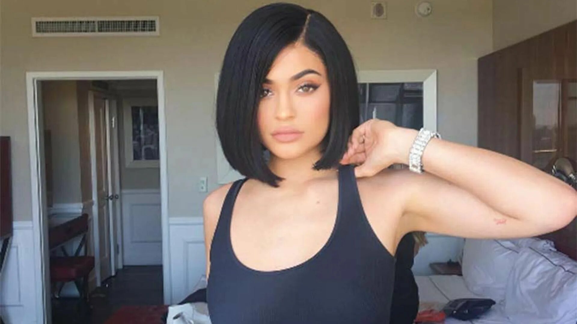 Прическа каре брюнетки Kylie Jenner debuts dramatic new bob hairstyle HELLO!