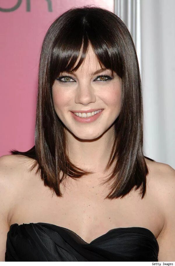 Прическа каре до плеч с челкой michelle monaghan hair Celebrity bangs, Fine hair, Long hair styles