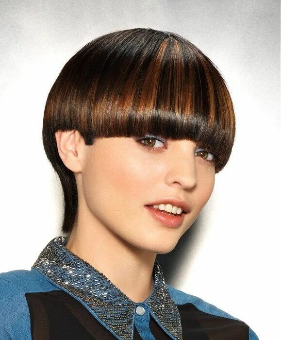 Прическа каре горшок CoiffCo-Short-Brown-straight-hairstyles Sleek short hair, Brown straight hair, S