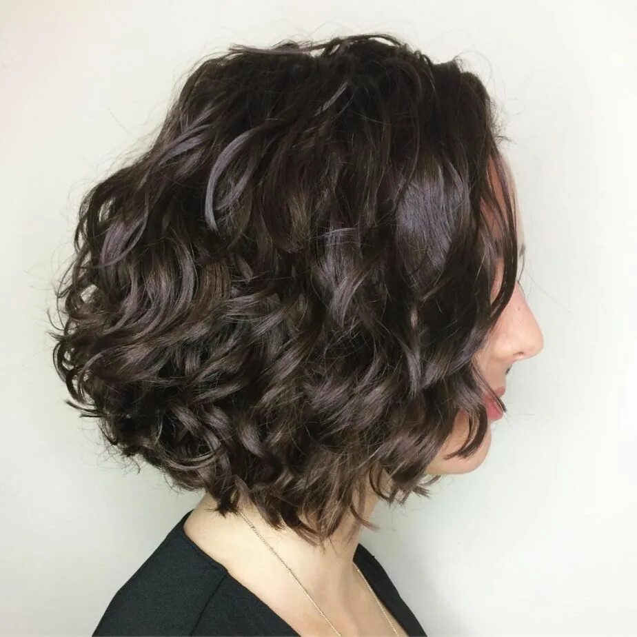 Прическа каре кучерявое Layered Curly Chocolate Brown Bob Wavy bob hairstyles, Curly bob hairstyles, Bob