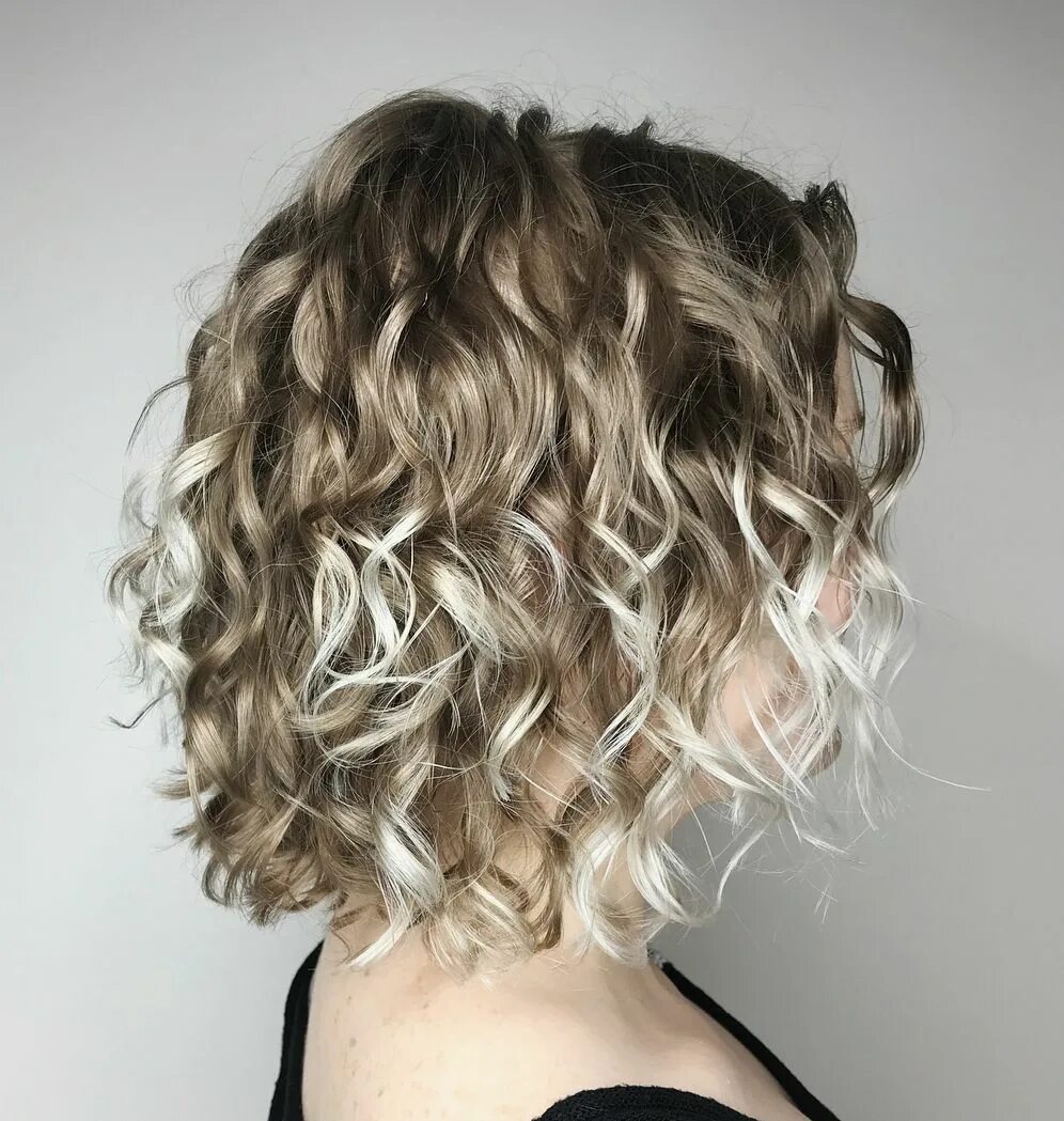 Прическа каре кудри фото Dark Blonde Curly Bob with Platinum Highlights Thin curly hair, Wavy bob hairsty