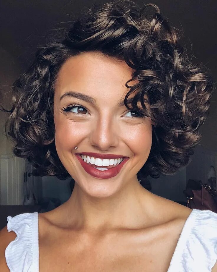 Прическа каре кудряшки Emmaline on Instagram: "A lot of people ask about my curls (what products I use,