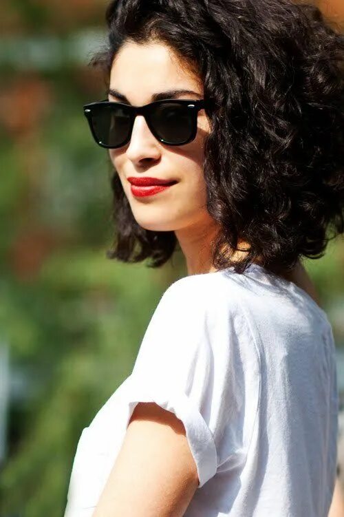 Прическа каре на кудрявые волосы Curls. white T & black wayfarers Curly hair styles, Curly bob hairstyles, Short 