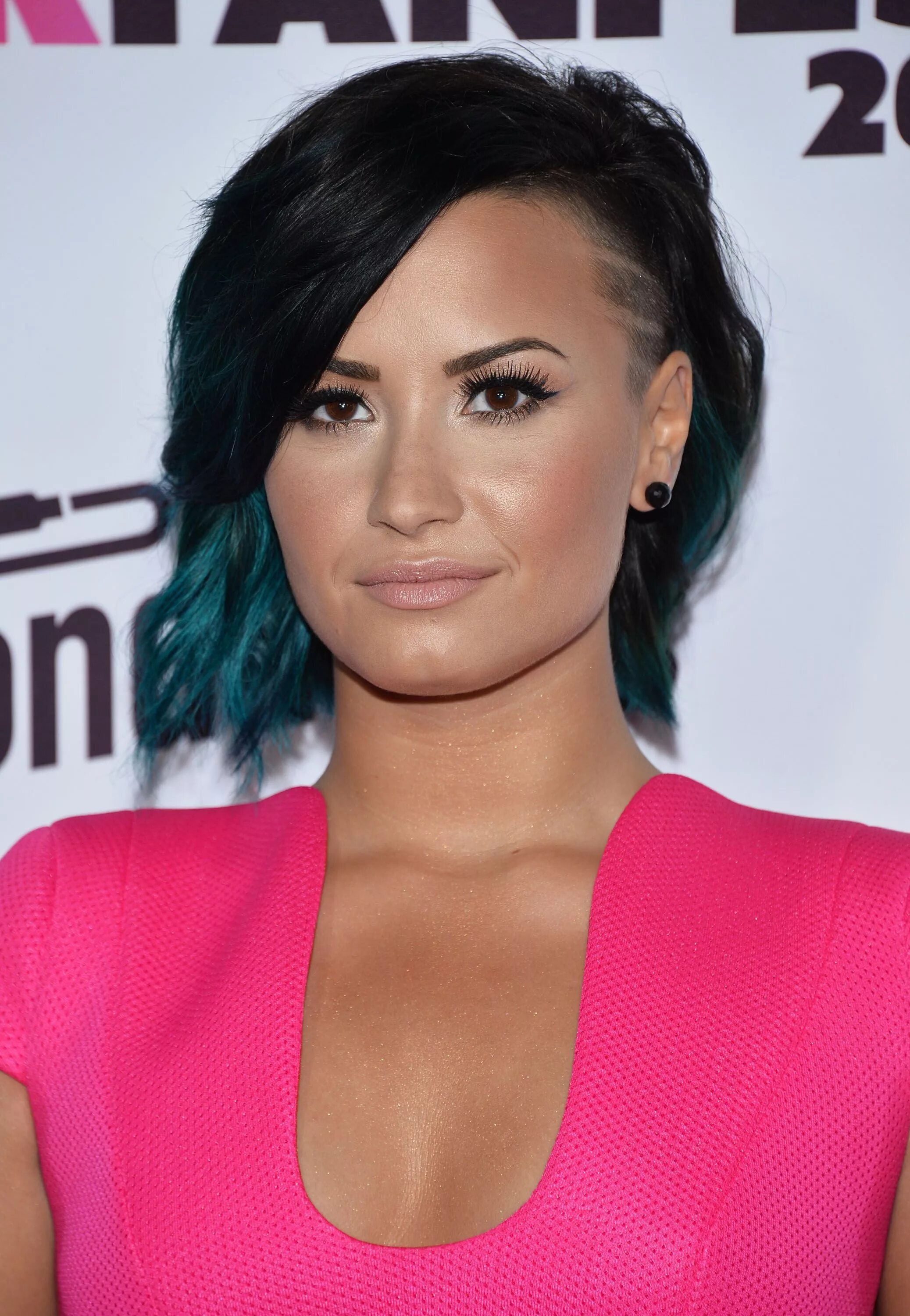 Прическа каре на одну сторону Hairstyles, Haircuts, and Hair Colors Demi lovato hair, Short hair color, Celebr