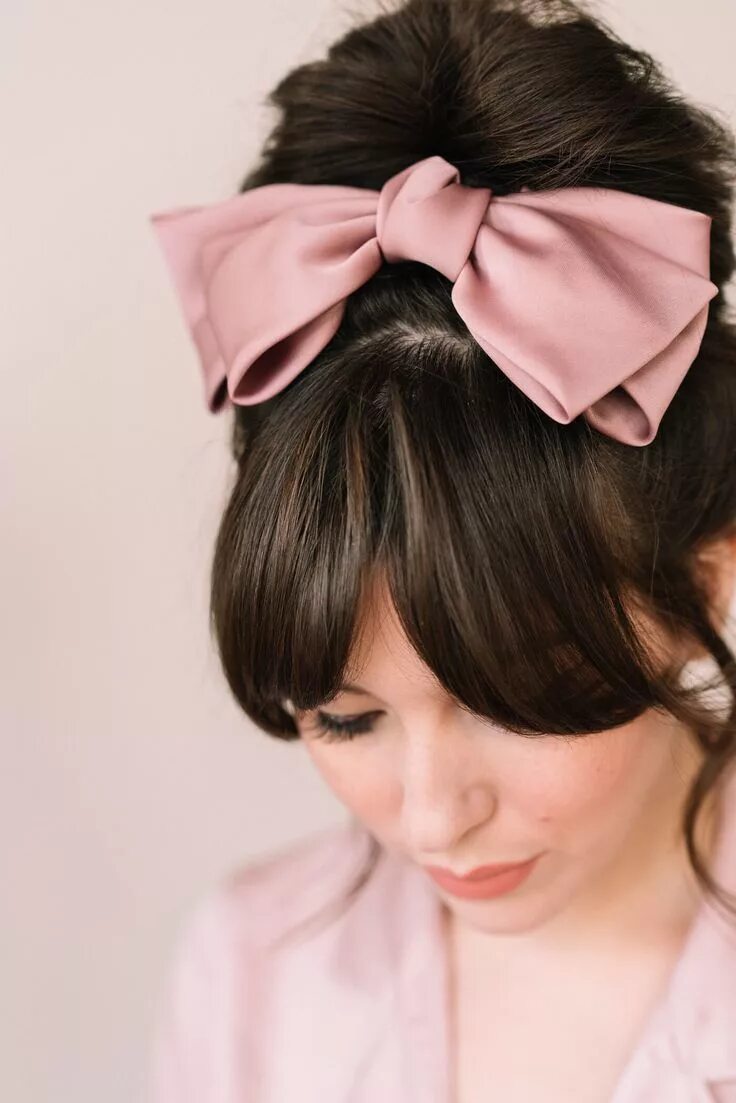 Прическа каре с бантом Oversized Hair Bow: The Hair Accessory I'm Currently Obsessed With Bow hairstyle