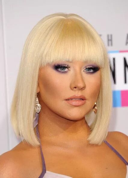 Прическа каре с челкой блонд Christina Aguilera Mid-Length Bob Medium bob hairstyles, Medium length hair styl