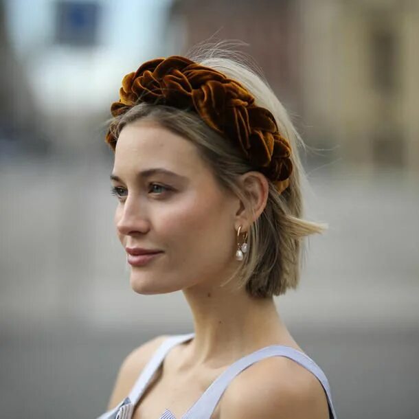 Прическа каре с ободком Haarreifen: DAS Trend-Accessoire der Saison Haarband frisur, Frisuren, Frisuren 