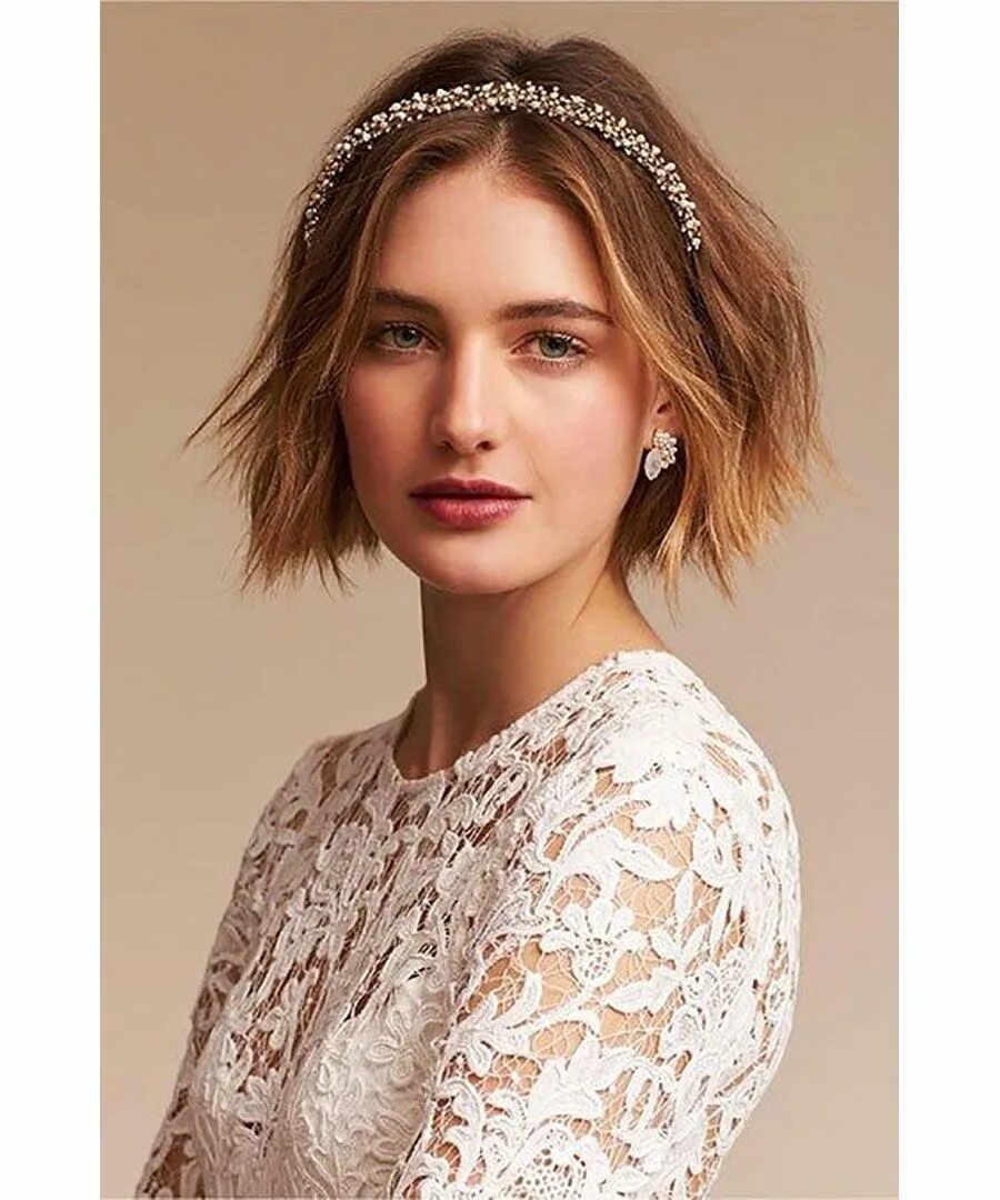 Прическа каре с ободком 10 Beautiful Looks for Brides With Short Hair - DuJour Headband hairstyles, Shor