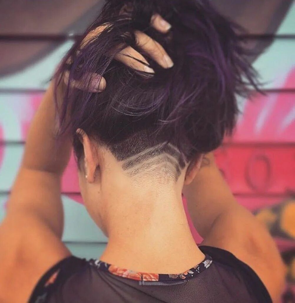 Прическа каре с выбритым затылком Arrow undercut Undercut long hair, Undercut hairstyles, Undercut hair designs