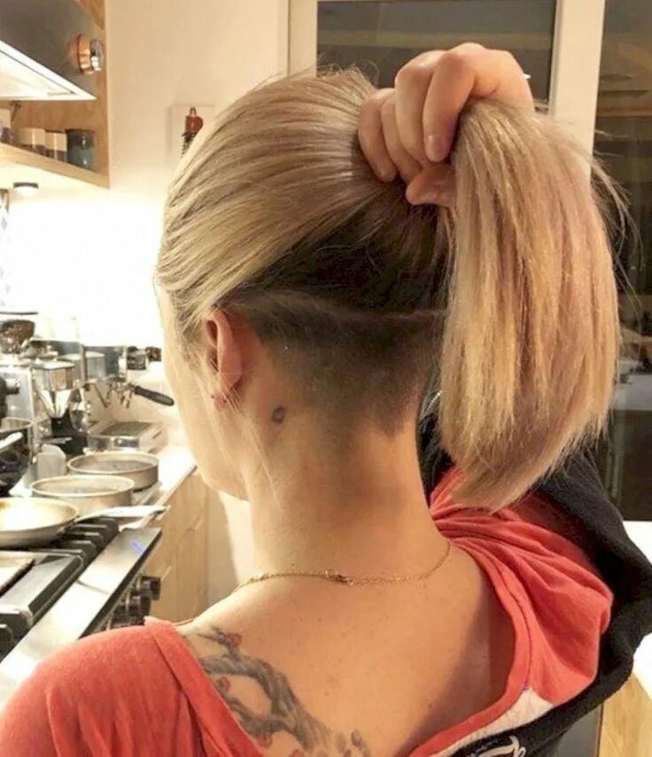 Прическа каре с выбритым затылком Stunning pixie hairstyle for women. #hairstylepixie in 2020 Undercut hairstyles,