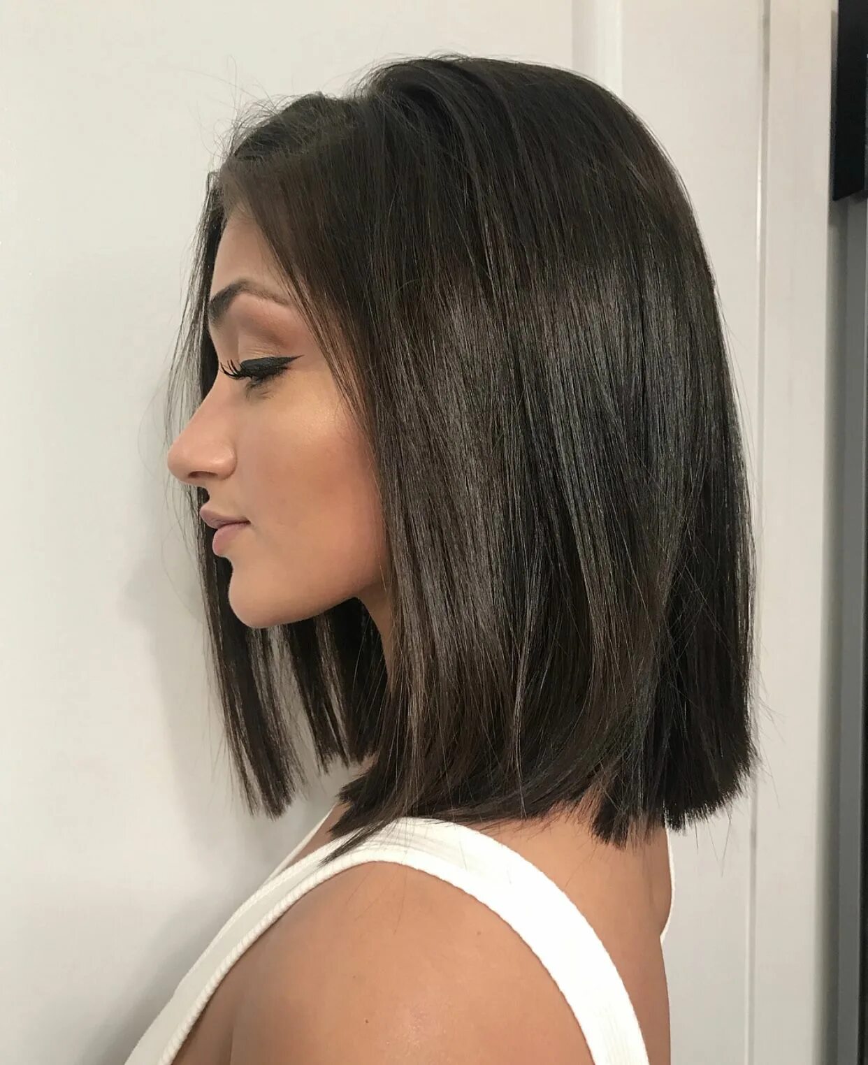 Прическа каре сбоку Chocolate brown bob Brown hair long bob, Thick hair styles, Medium hair styles