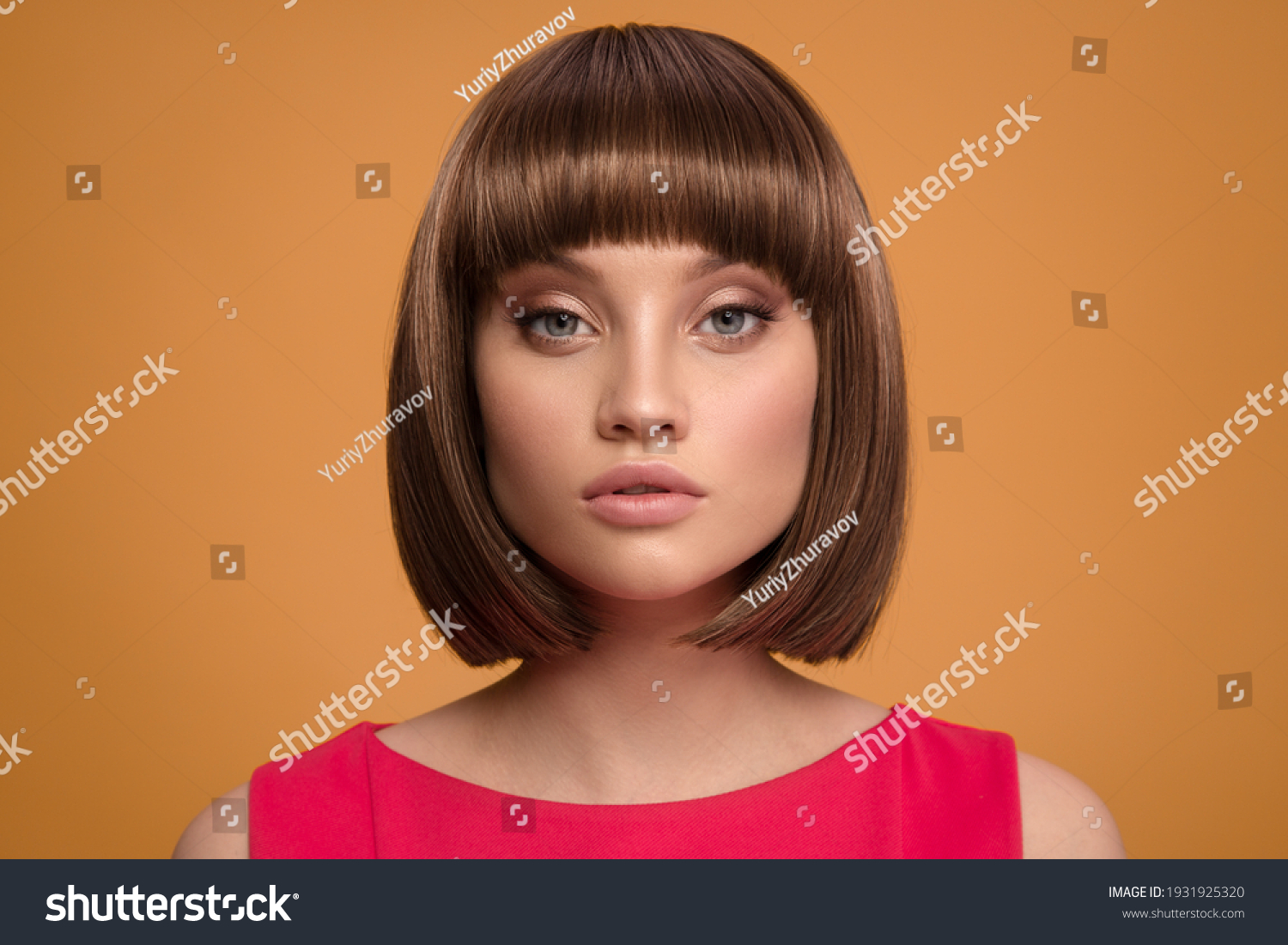 Прическа каре современная 412.711 Beautiful hair model yellow Görseli, Stok Fotoğraflar ve Vektörler Shutt