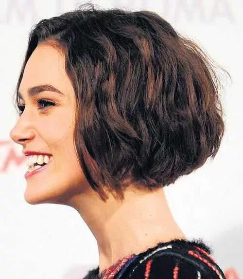 Прическа каре волнистая 20 Keira Knightley Bob Haircuts Bob Haircut and Hairstyle Ideas Wavy bob hairsty