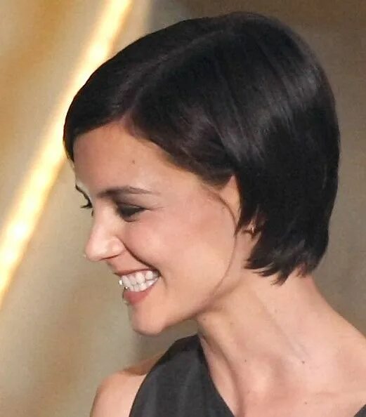 Прическа каре за уши Katie Holmes Inverted Bob Short hair styles for round faces, Katie holmes hair, 