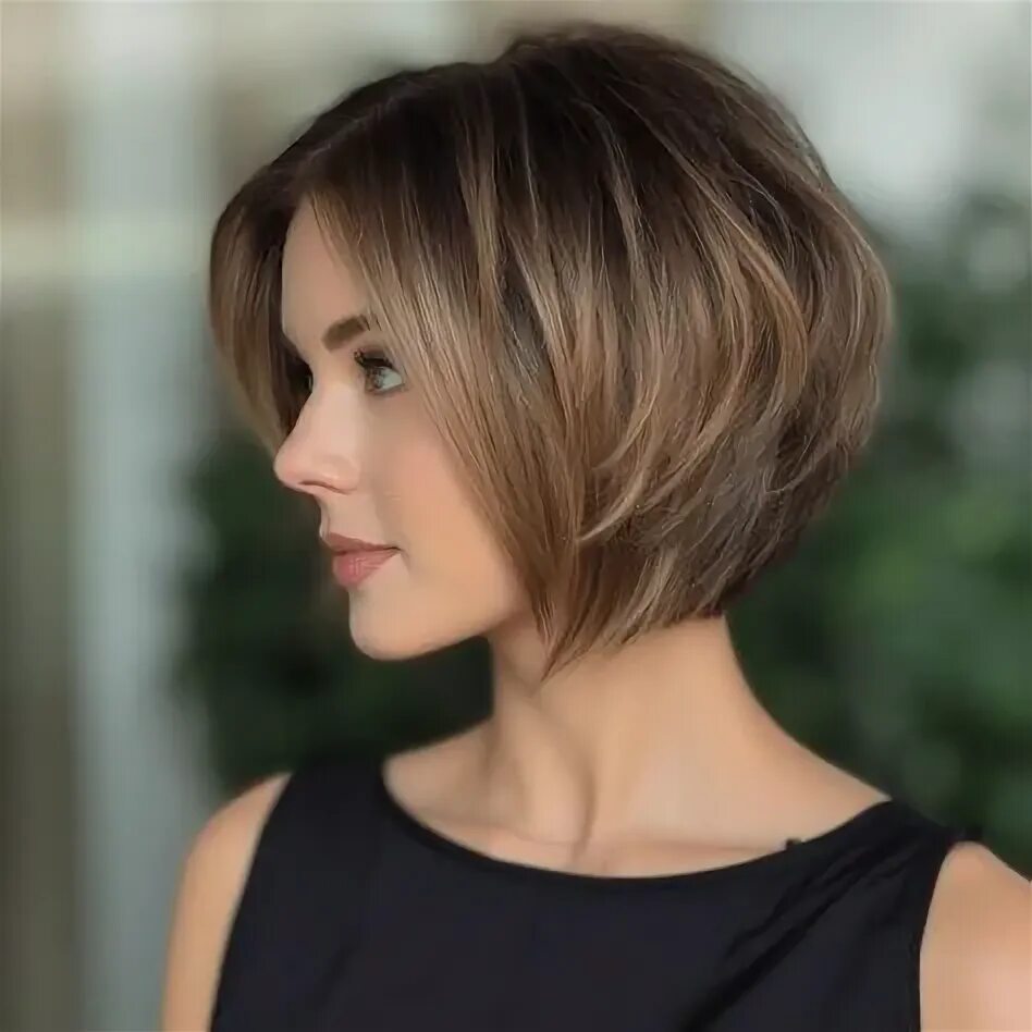 Прическа каре женская 2024 10 популярных идей на тему "short bob haircuts with layers fine hair bangs" для 