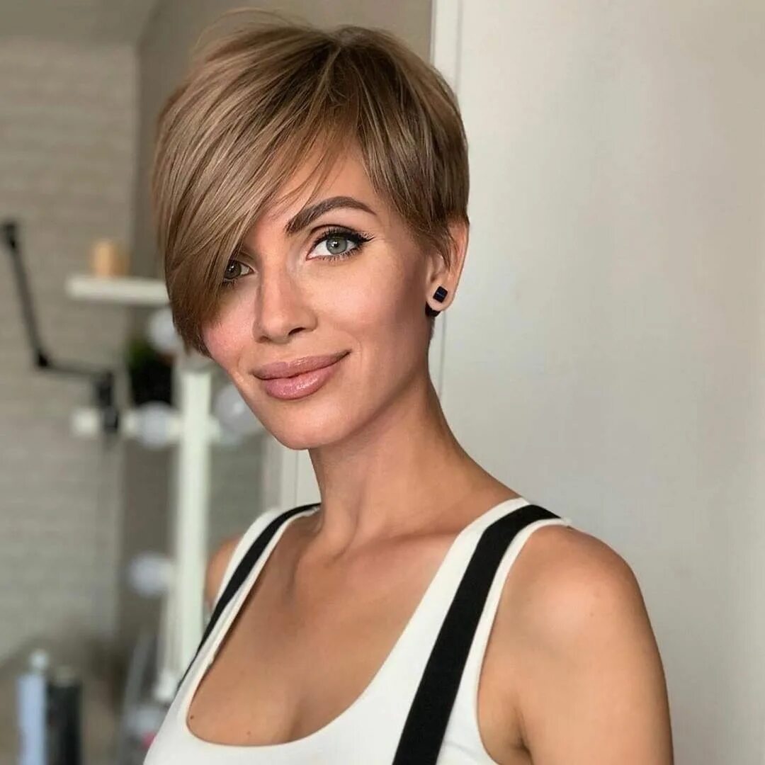 Прическа каре женская модная 2024 фото Gorgeous Cut And Color From @cassano_christina On @gregal Stylish short hair, Sh