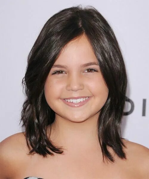 Прическа каскад для подростка девочки Bailee Madison Medium Straight Dark Brunette Hairstyle Dark brunette hair, Mediu