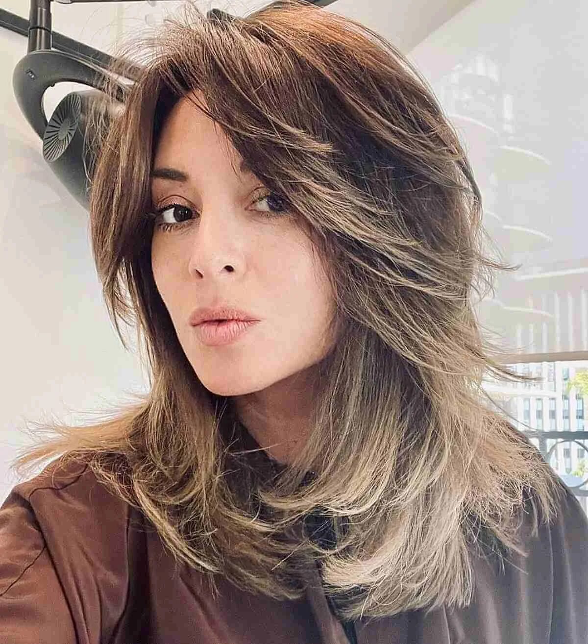 Прическа каскад на средние волосы 2023 74 Most Popular Medium-Length Layered Haircuts for 2024