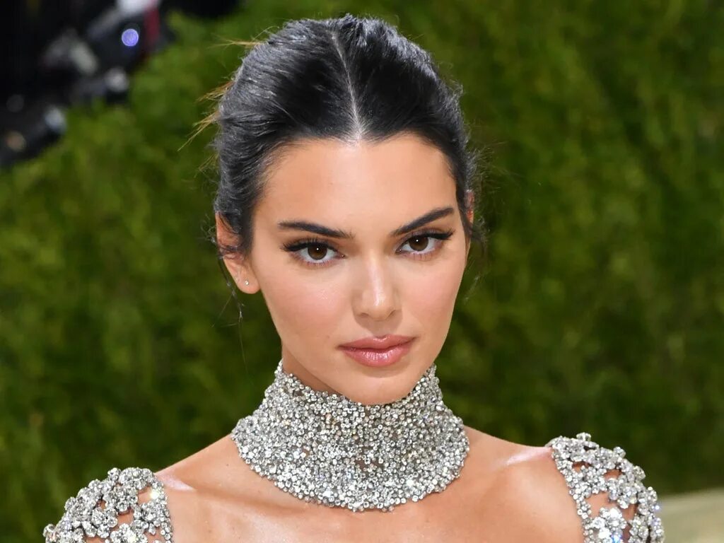 Прическа кендалл дженнер 2024 Kendall Jenner urged to delete 'tone-deaf' Astroworld post from Instagram