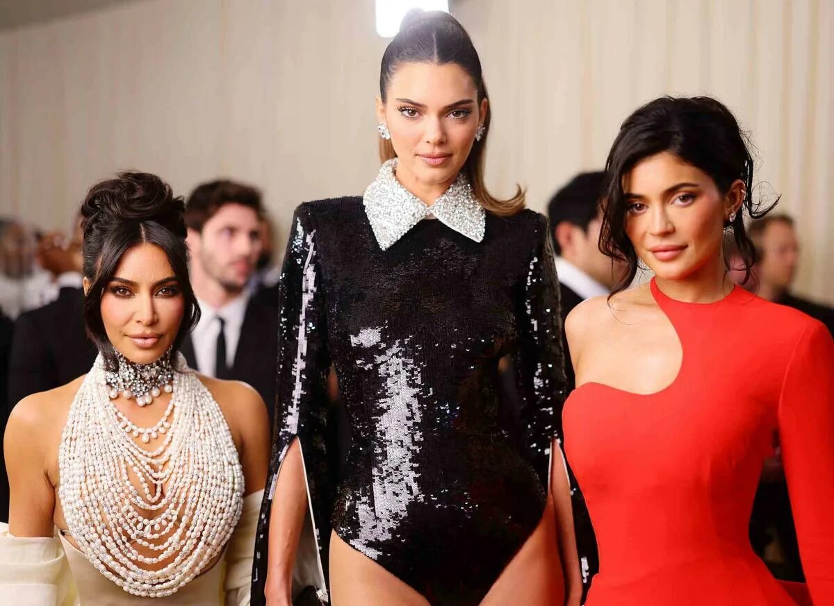 Прическа кендалл дженнер на мет гала 2024 Kendall Jenner Didn’t Want to Pose by Her Sisters at the Met Gala Because She’s 