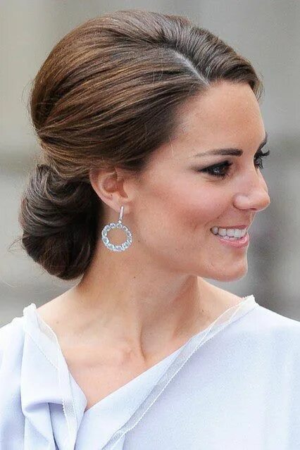 Прическа классика женская Kate ... low bun & statement earrings for the holidays Classy hairstyles, Kate m