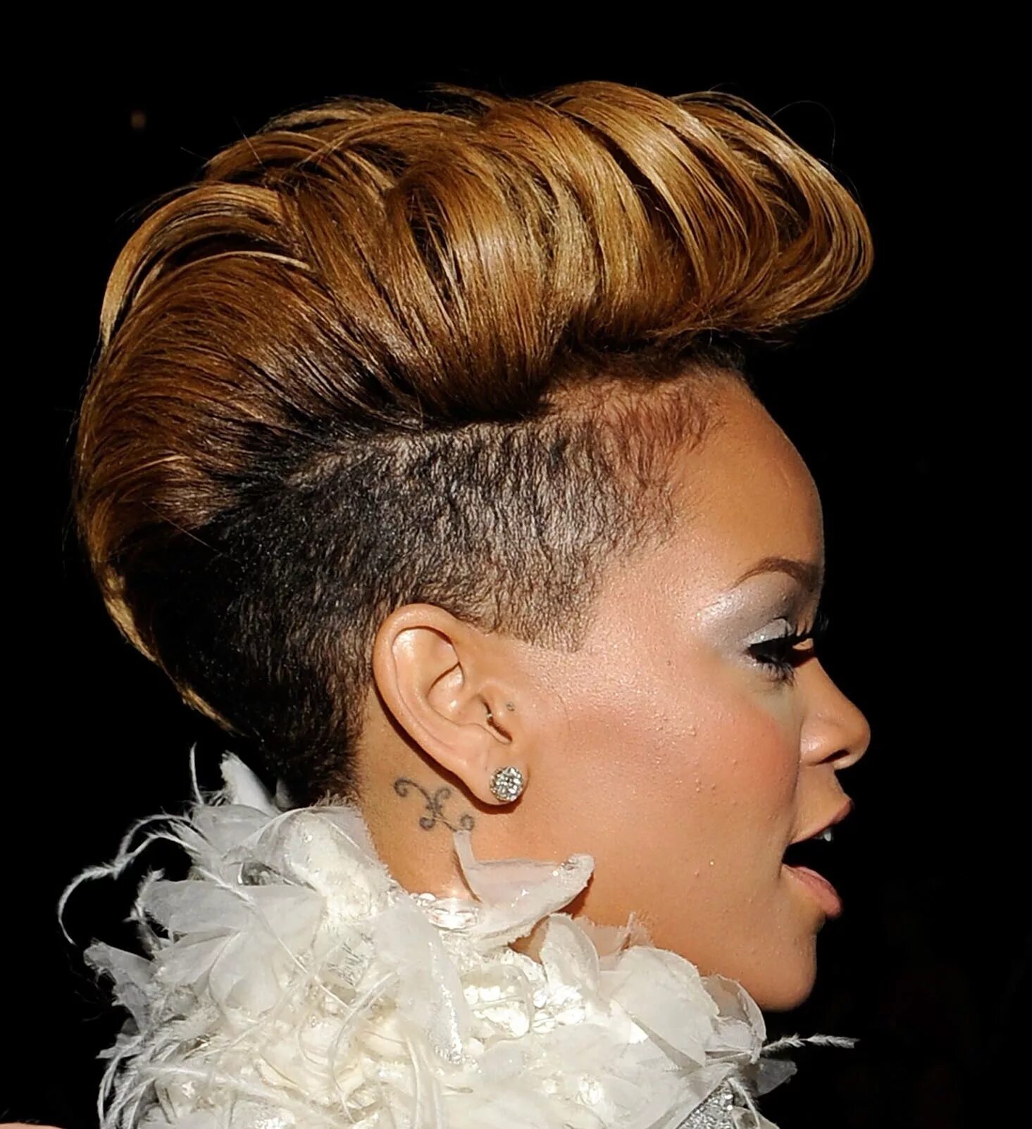 Прическа кок женская MoHawk Rihanna Rihanna hairstyles, Hairstyles haircuts, Edgy short hair