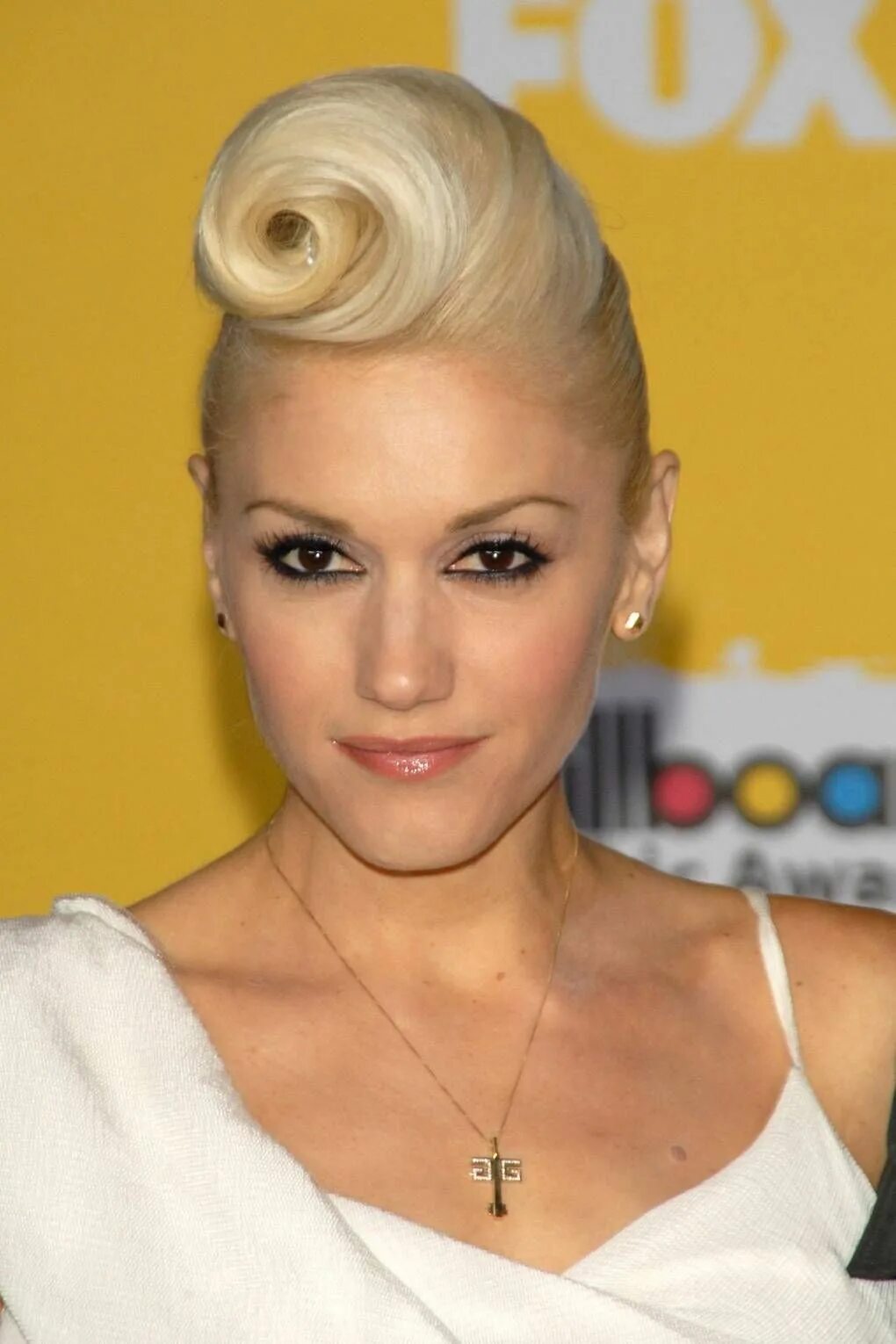 Прическа кок женская Gwen Stefani's hair & makeup history Gwen stefani hair, Fall hair trends, Hair s