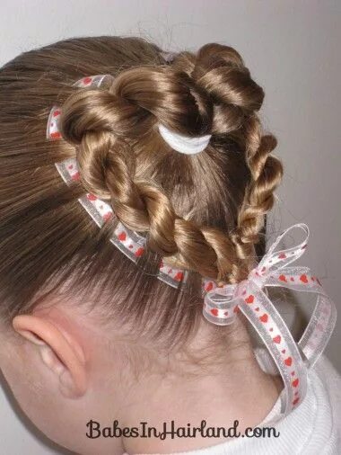 Прическа колечко для девочки Heart to Heart Valentine's Day Hairstyle - Babes In Hairland Valentines hairstyl