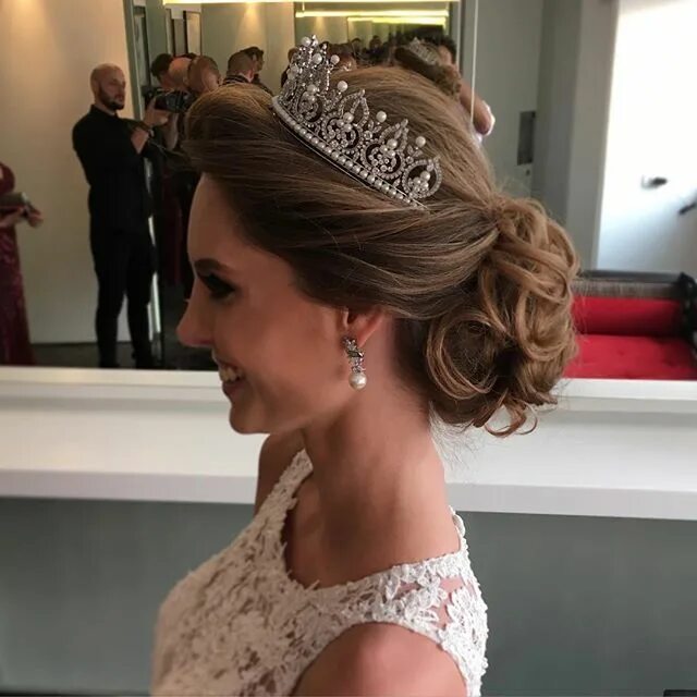 Прическа корона на средние волосы soft curly wedding hair tiara Tiara hairstyles, Wedding tiara hairstyles, Curly 