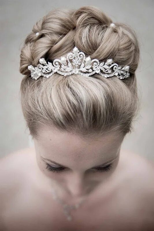 Прическа корона на средние волосы Polished woven bun finished with a tiara STUNNING! Wedding hairstyles updo, Hair