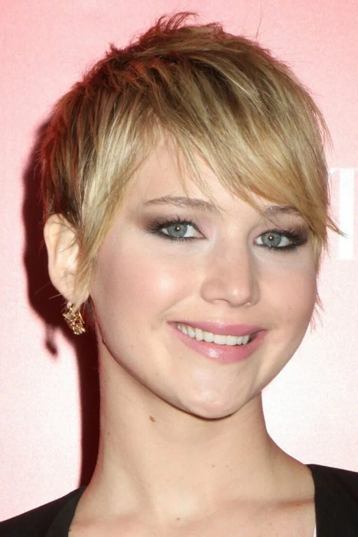 Прическа короткая челка на бок 50 Fresh Pixie Haircuts with Bangs Ideas for 2024 Pixie cut with bangs, Pixie ha