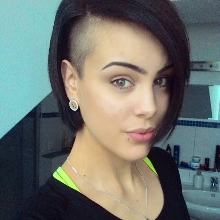 Прическа короткая одна сторона длинная Pin by Sharon Balmer on New hair Half shaved hair, Hair cuts, Undercut hairstyle