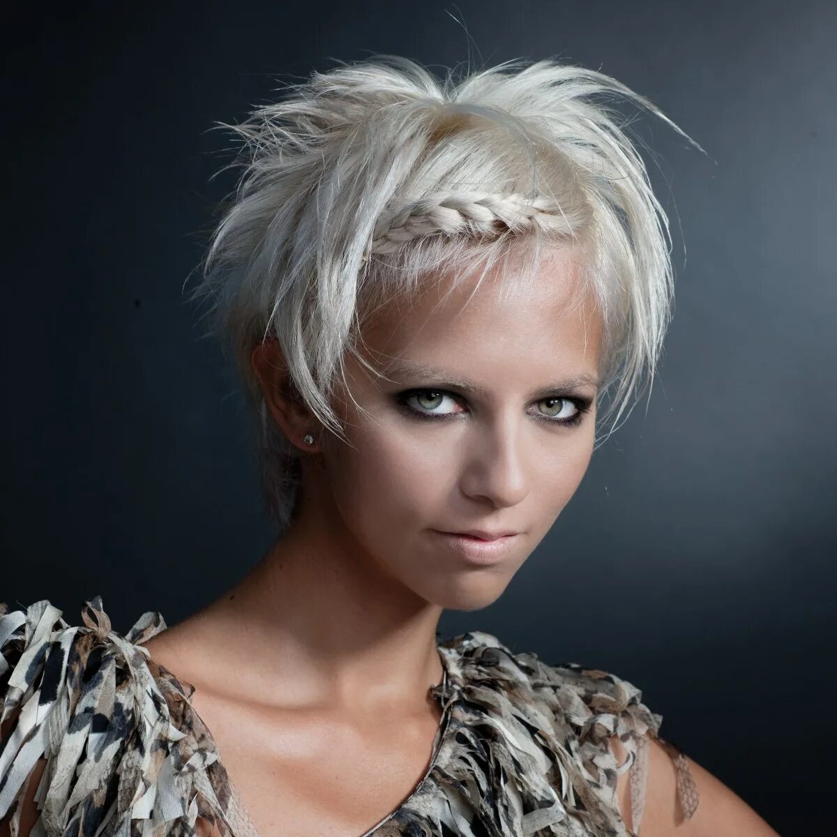 Прическа короткая перьями Fashion hairstyles that reflect the spirit of Paris