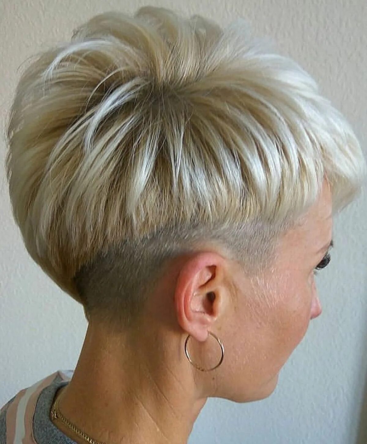 Прическа короткая женская стрижка сзади Pin on Korte kapsels 23 Short hair haircuts, Short ombre hair, Thick hair styles