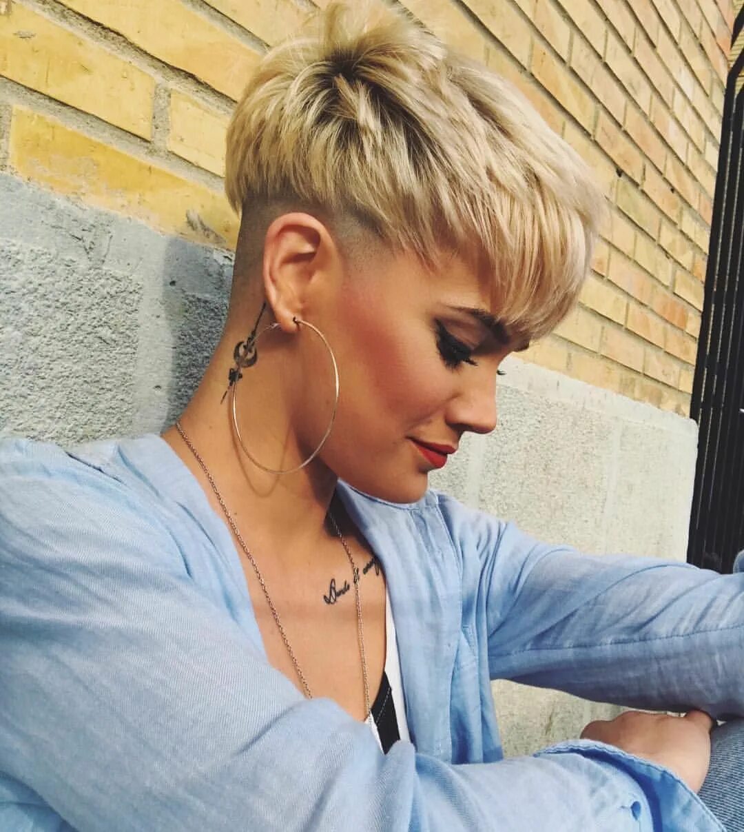 Прическа короткие виски длинная челка @sandra_sinh #shorthairlove #hair #haircut #hairstyle #pixiecut #undercut #buzz.