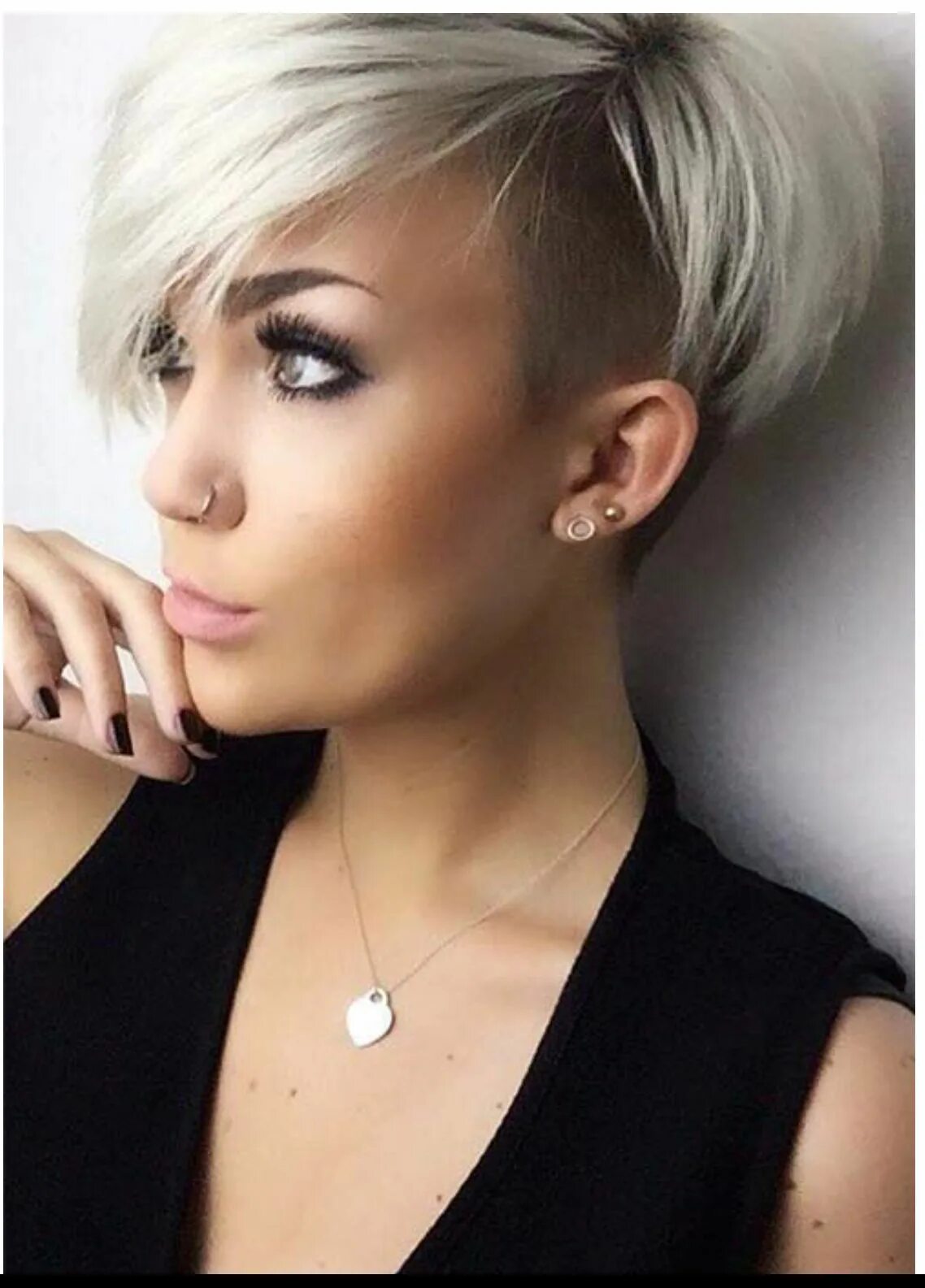 Прическа короткие виски длинная челка Pin by DeziLane on hairstyles Thick hair styles, Edgy hair, Undercut hairstyles