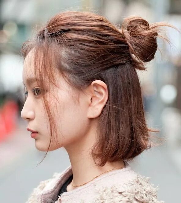 Прическа короткие волосы хвостики Half up bun Medium hair styles, Medium length hair styles, Korean short hair