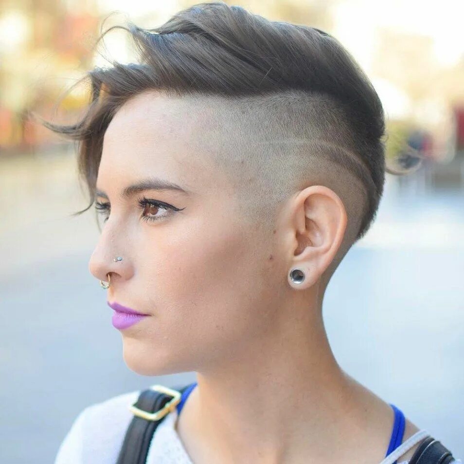 Прическа короткие волосы с выбритыми висками 25 Awe-Inspiring Undercut Pixie Cuts for 2024 Shaved pixie, Undercut hairstyles,