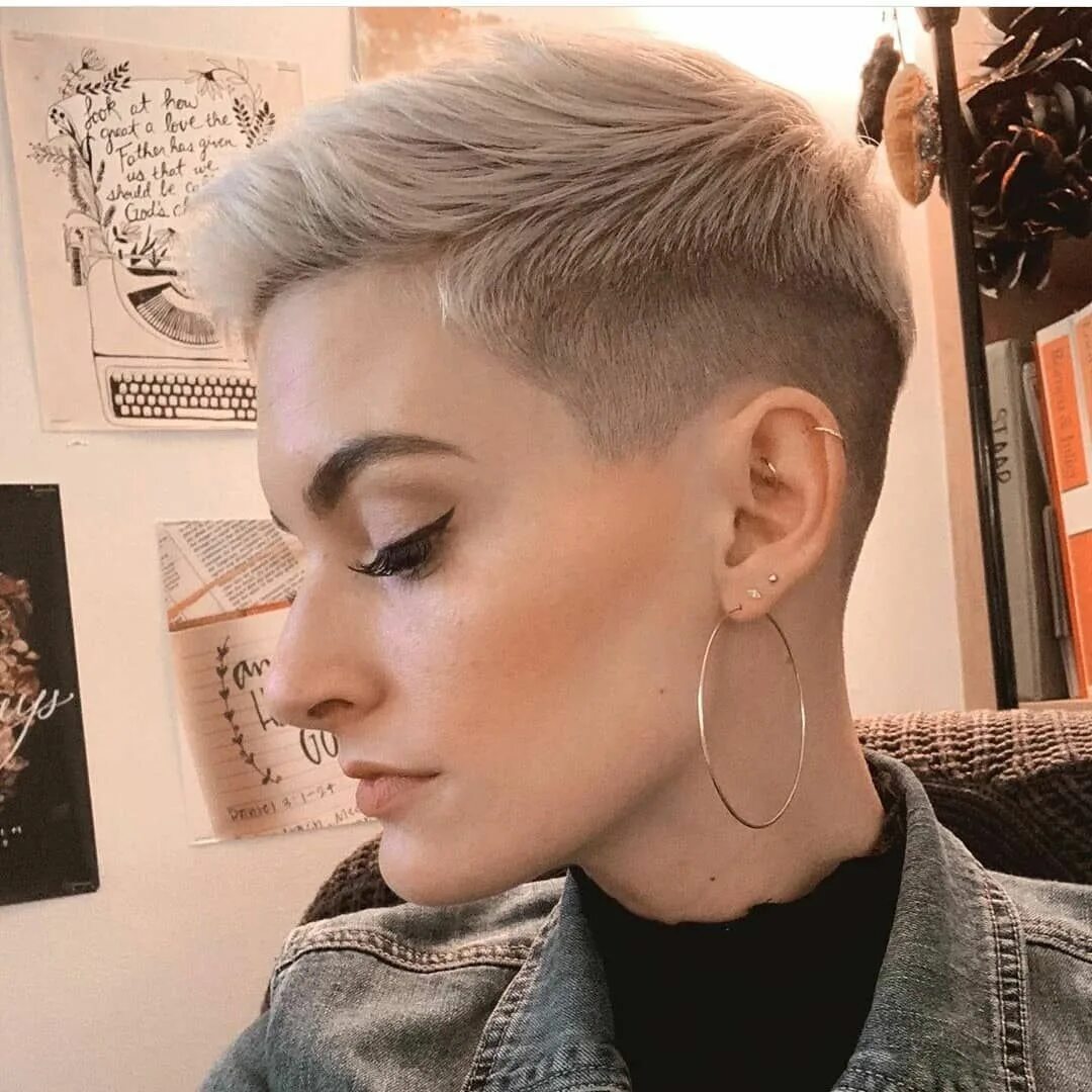 Прическа короткие волосы с выбритыми висками @shavedhairlovers on Instagram: "@october.jade #bobhaircut #undercut #bobhairsty