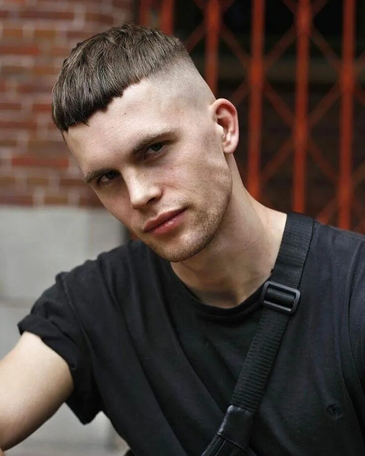 Прическа короткий горшок Bowl Haircut https://besthairstylemen.com/bowl-haircut/ Mens hairstyles short, M