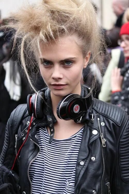 Прическа короткий гранж Cara Delevigne "Just Plain ADORABLE" Cara delevigne, Caras y Cara delevingne