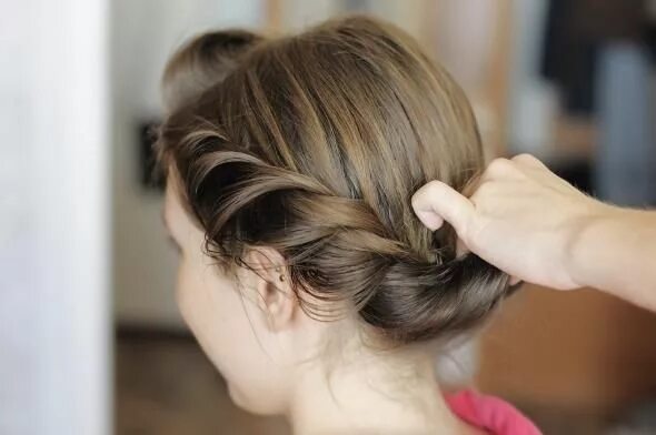 Прическа корзинка на короткие волосы Römische Frisuren zum Nachstylen Frisur hochgesteckt, Frisuren, Sommerfrisuren